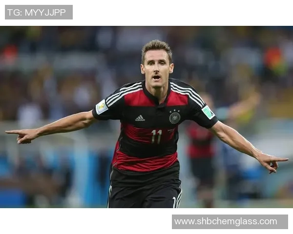 足球明星穆勒精彩头球瞬间回顾展现其在赛场上的非凡技艺与魅力 足球明星穆勒精彩头球瞬间回顾展现其在赛场上的非凡技艺与魅力